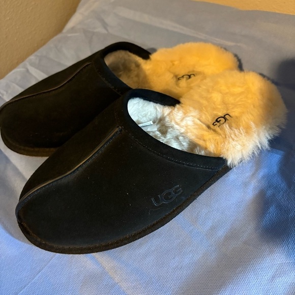 UGG Black and Cream scuff slippers fed  with Sheepskin/wool Lining